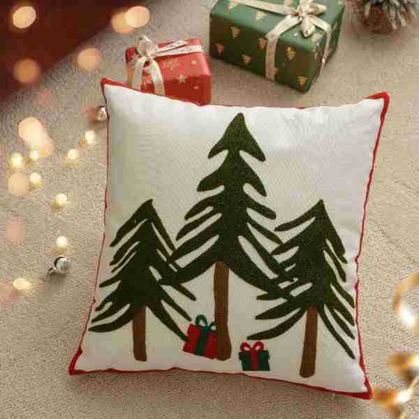 Decorative cushion cover with festive Christmas star print and pom-pom trim Kalsten