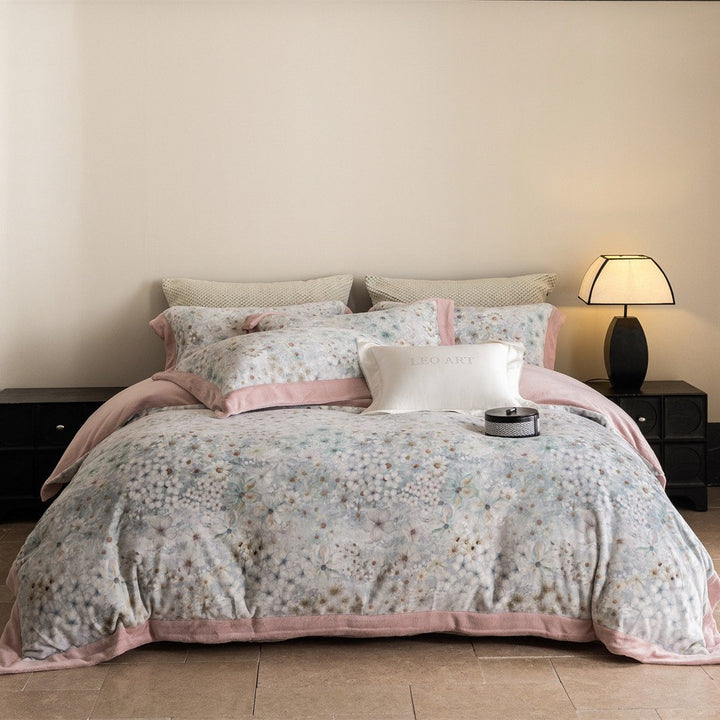 Luxurious reversible bedding set with velvety edging and abstract Ikat pattern