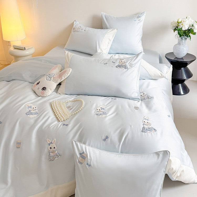 Cuddly bed linen set for children with embroidered bunny motifs and plush pillow