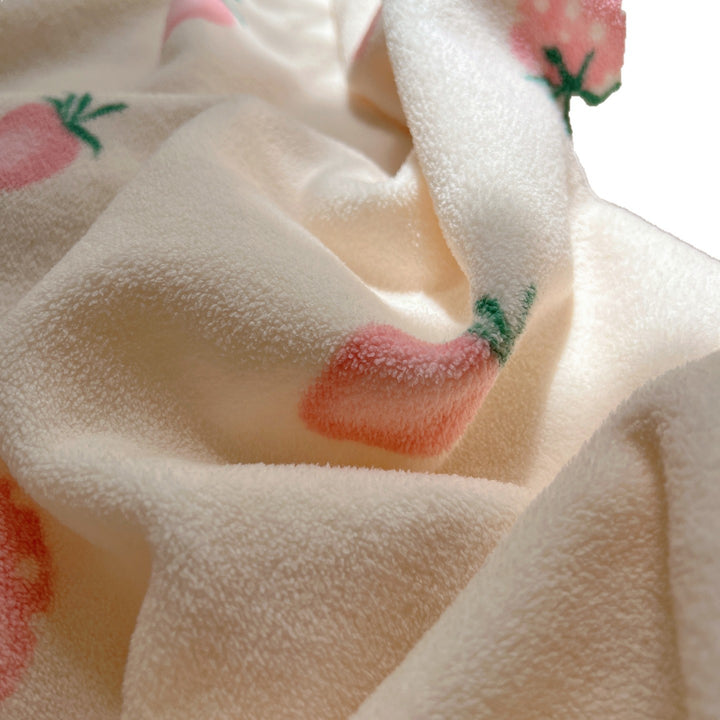 Microfleece cuddly blanket with polka dot pattern and decorative overlock seam