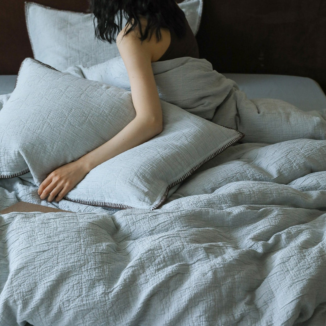 Bedding set made of cotton-linen with textured crinkle look and quilted bedspread
