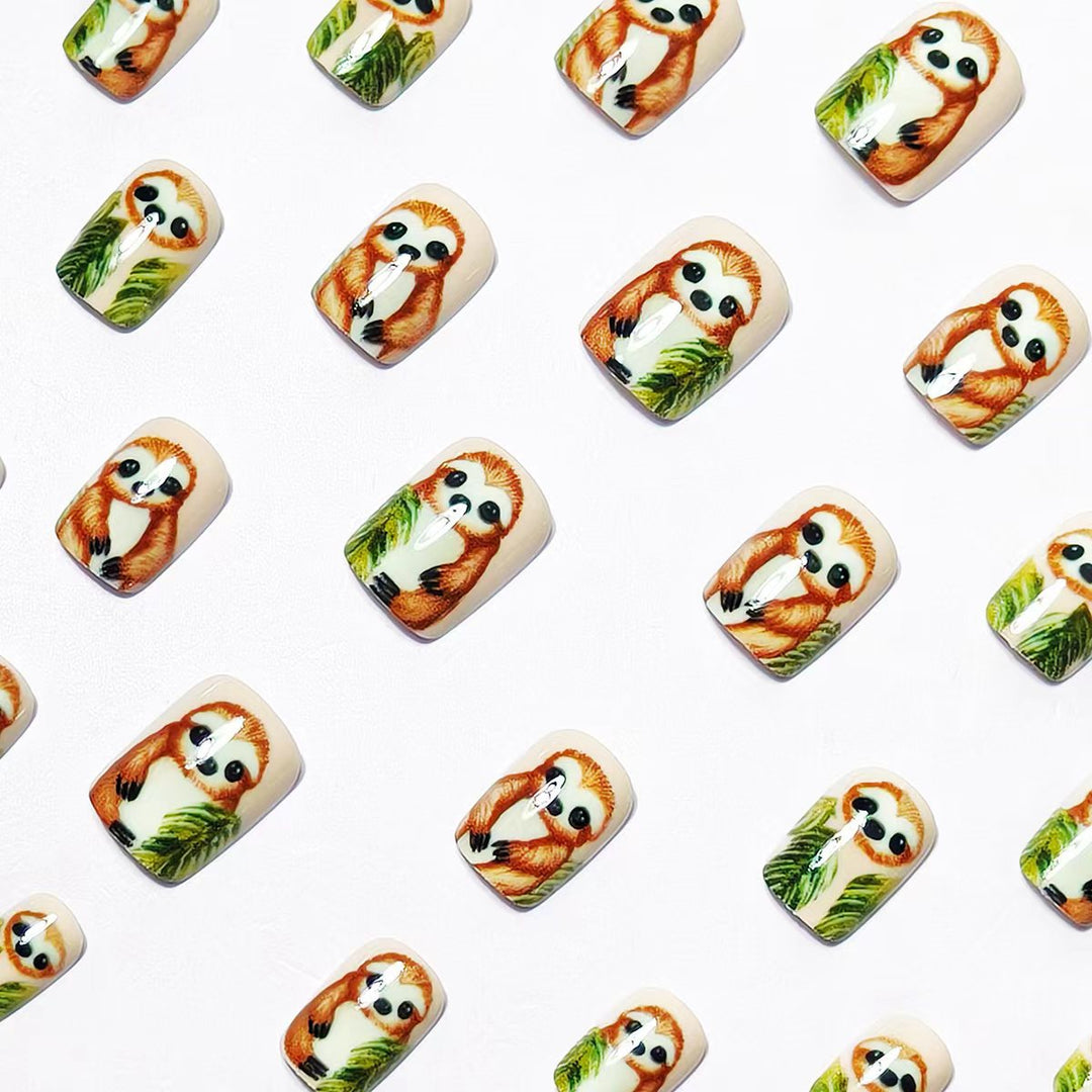 Art nails with cute sloth and leaf design Kalsten