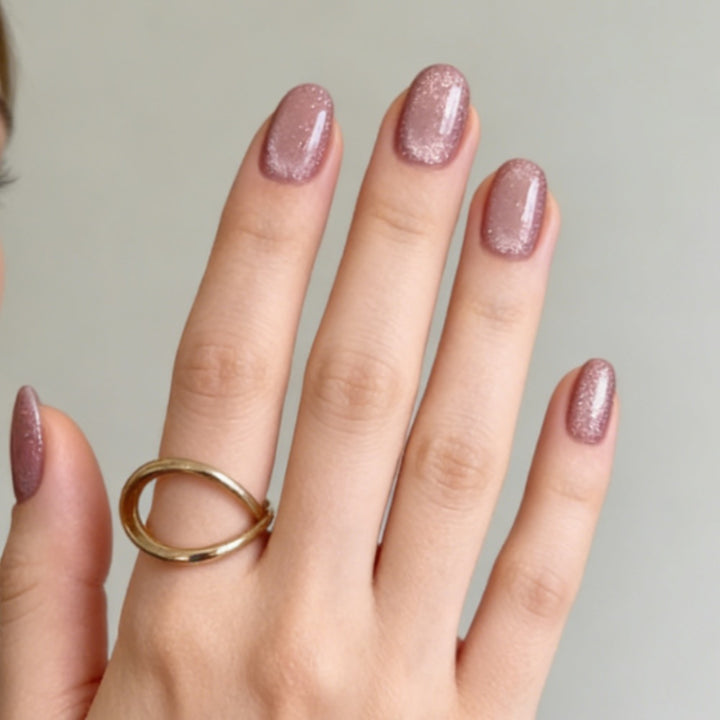 Glamorous and Shimmering Artificial Nails Kalsten