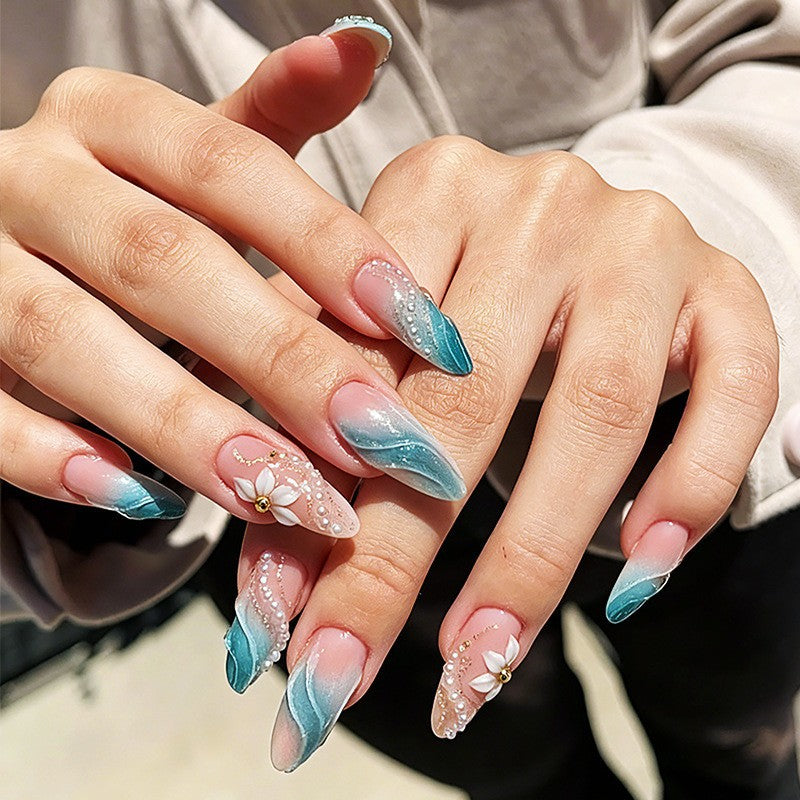 Artificial nail set with floral design and delicate accents Kalsten