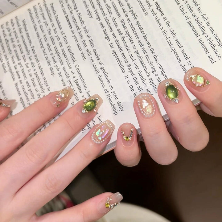 Artificial nails with rhinestone and pearl accents Kalsten