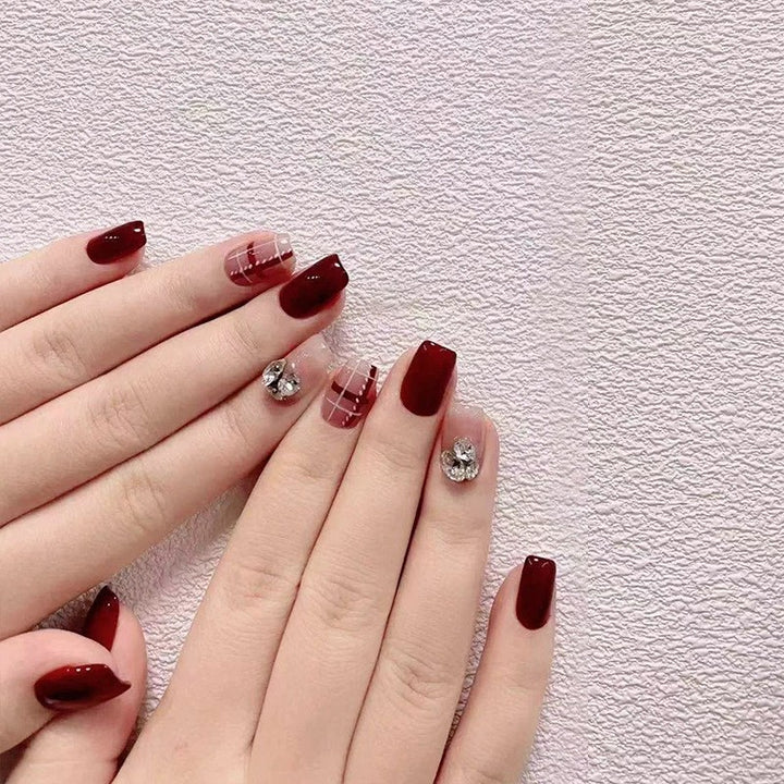 Artificial nail set with elegant, shimmering design and creative accents Kalsten