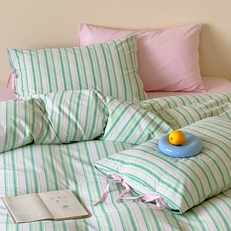 Bedding set made of breathable cotton with a fine stripe pattern and zipper cover