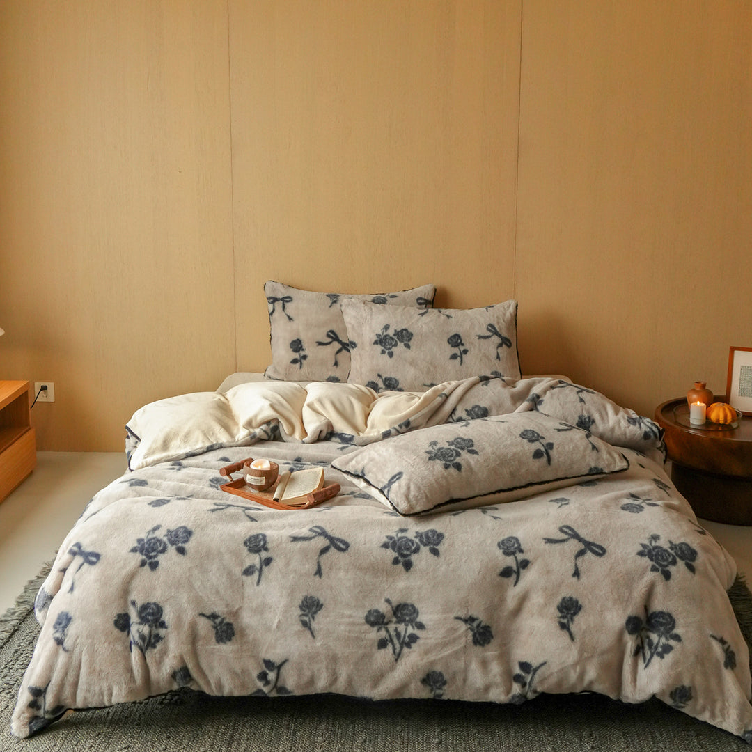 Plush bedding set with floral microfleece quilt cover