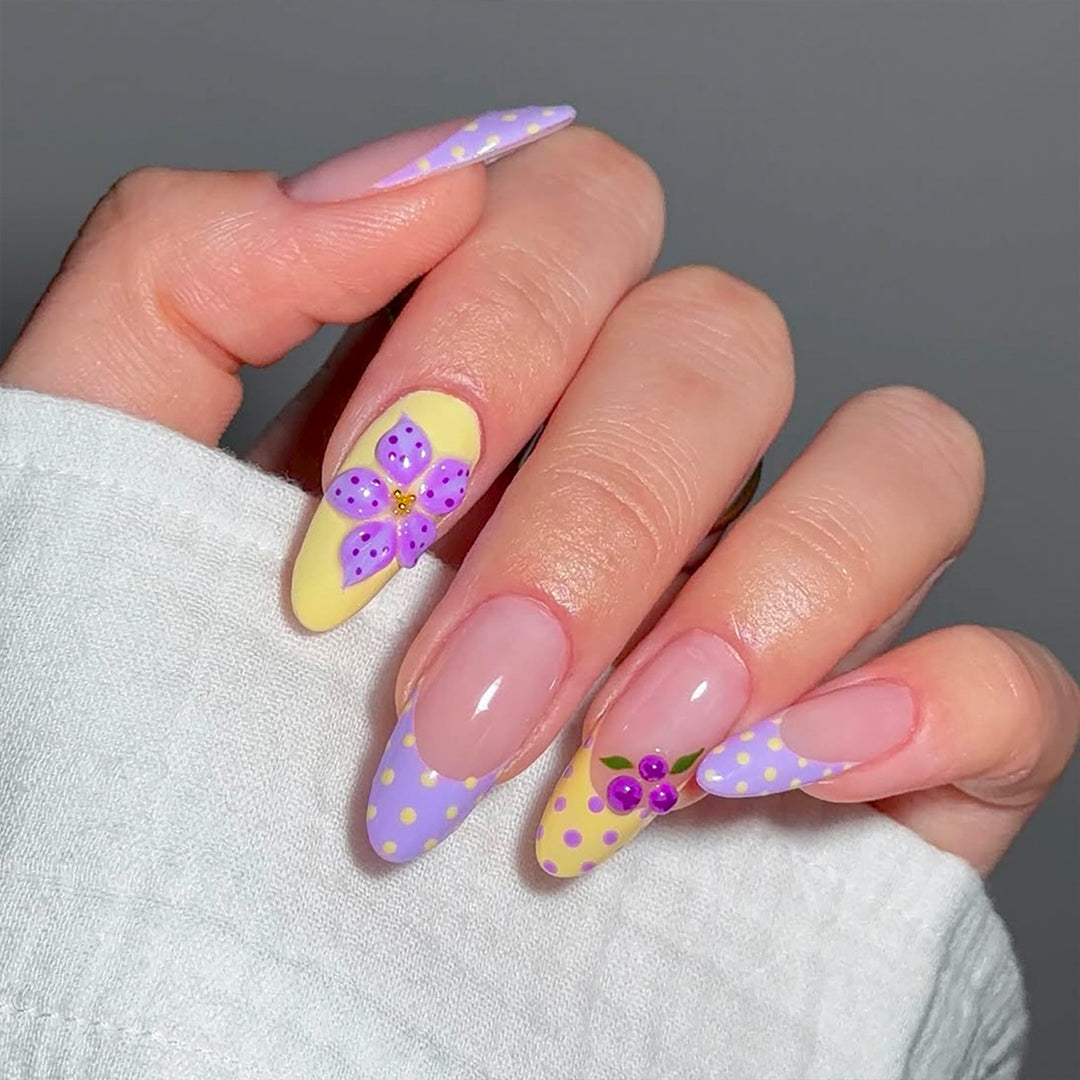 Artificial fingernails with floral design and glitter accents Kalsten