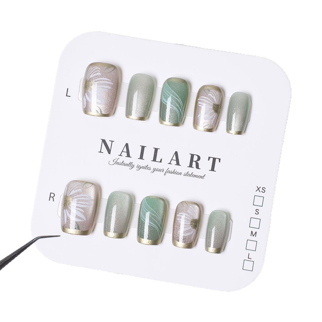 Artificial nails with floral accents and glamorous gold trim Kalsten