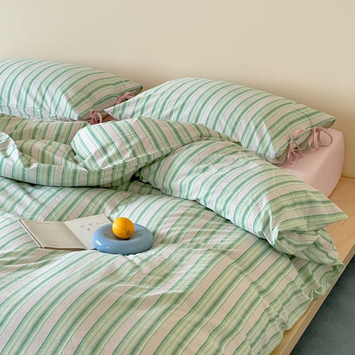 Bedding set made of breathable cotton with a fine stripe pattern and zipper cover