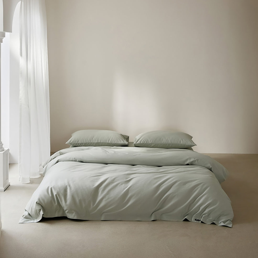 Cotton bedding set with satin finish and zipper