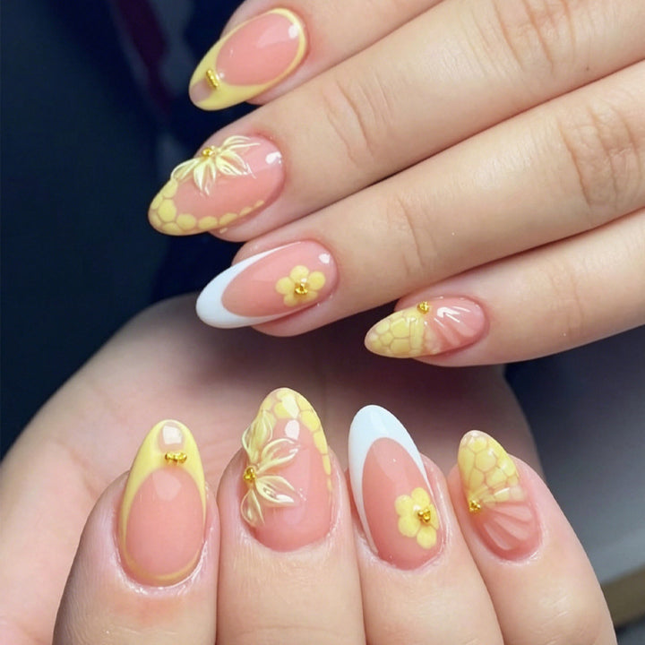 Nail art set with playful flower decorations Kalsten