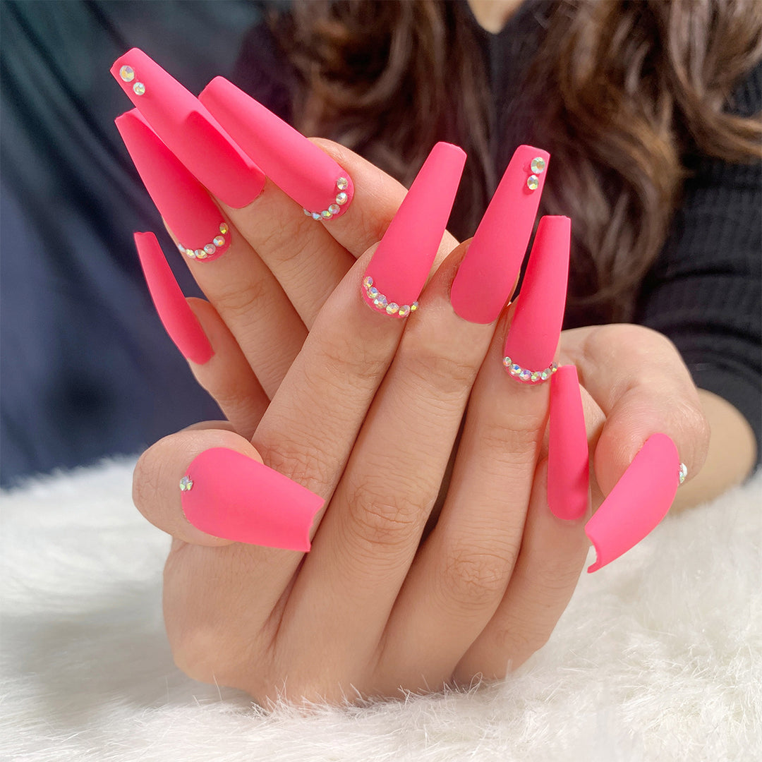 Artificial nail set with matte finish and sparkling rhinestone embellishments Kalsten