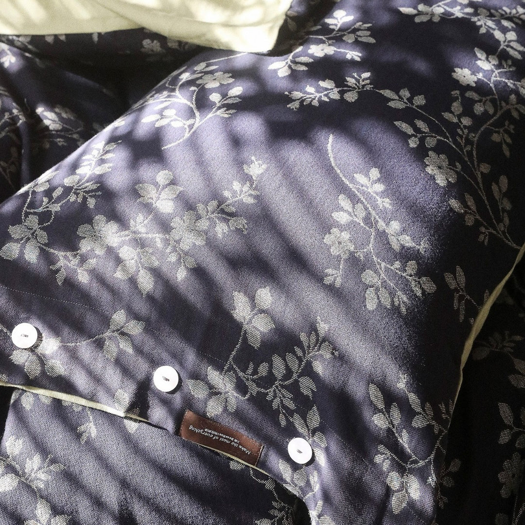 Reversible linen-cotton bedding set with button closure and floral pattern