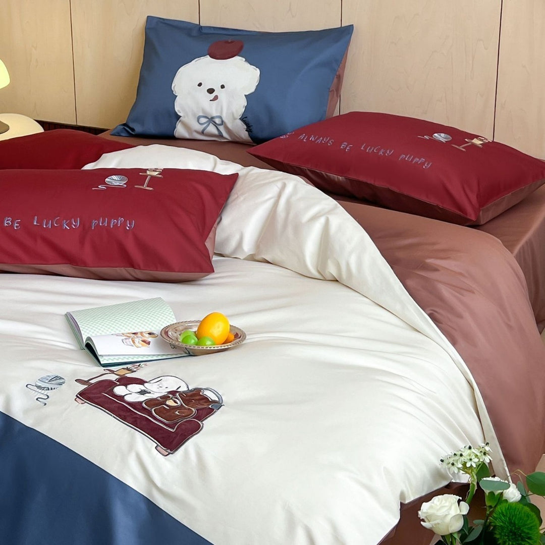 Striped cotton bedding set with playful bear motif