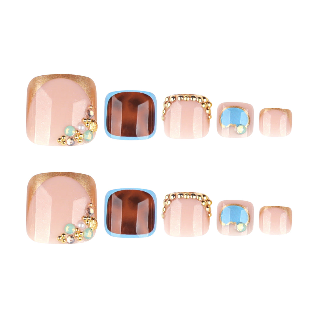 Artistic toenail art with elegant gold design Kalsten