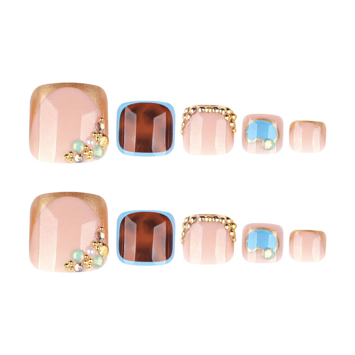 Artistic toenail art with elegant gold design Kalsten