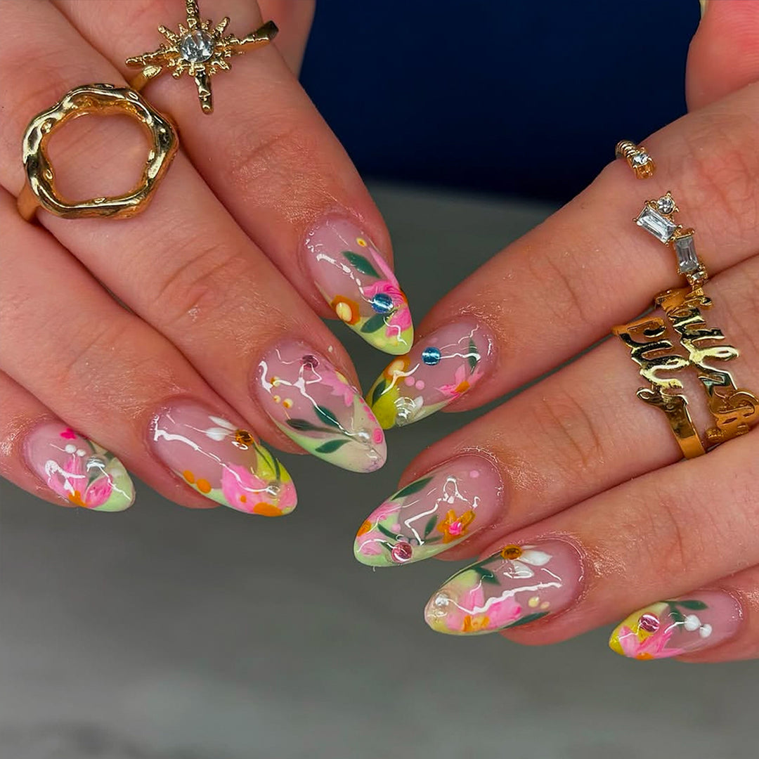 Artificial nails with flower design and glitter accents Kalsten