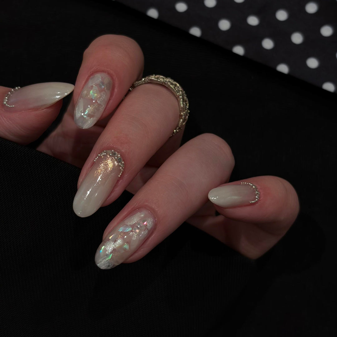 Artificial nails with shimmering accents and elegant applications Kalsten