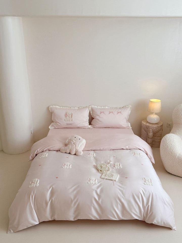 Luxurious cotton satin bedding set with embroidered bunnies and ruffled pillow Kalsten