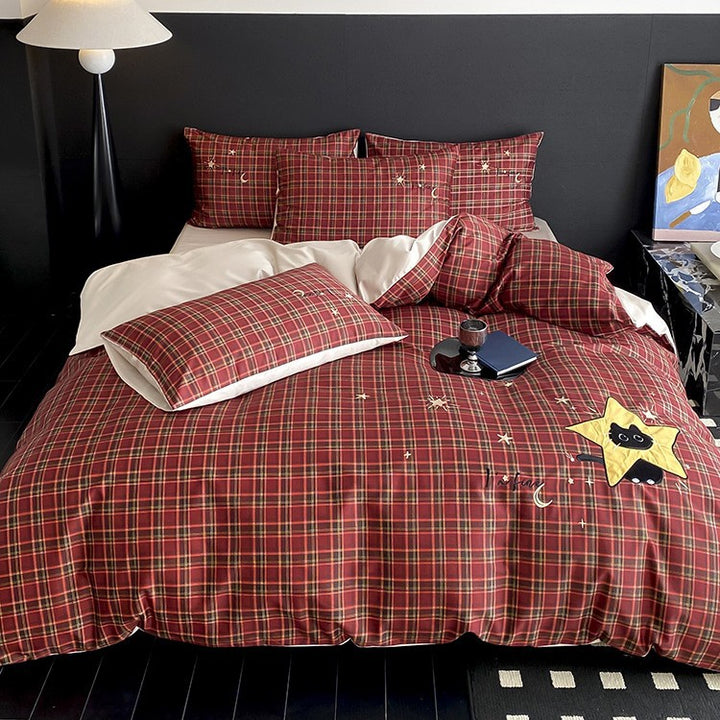 Checked cotton percale bedding set with tartan-applied bear relief