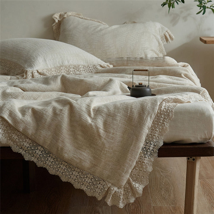 Quilted bedspread and pillowcase in a washed linen look with a crochet trim