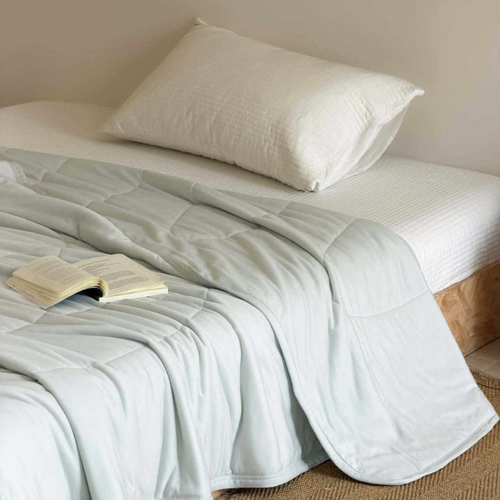 Light quilted summer blanket made of microfibre with breathable climate filling