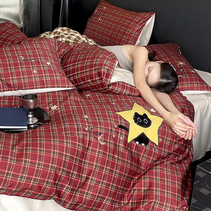 Checked cotton percale bedding set with tartan-applied bear relief
