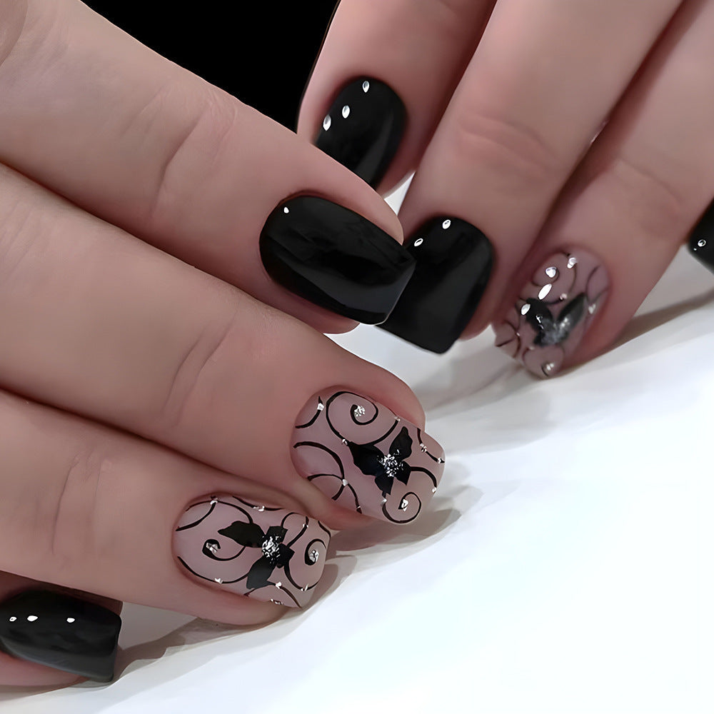 Elegant Nail Art with Black-White Contrast Kalsten