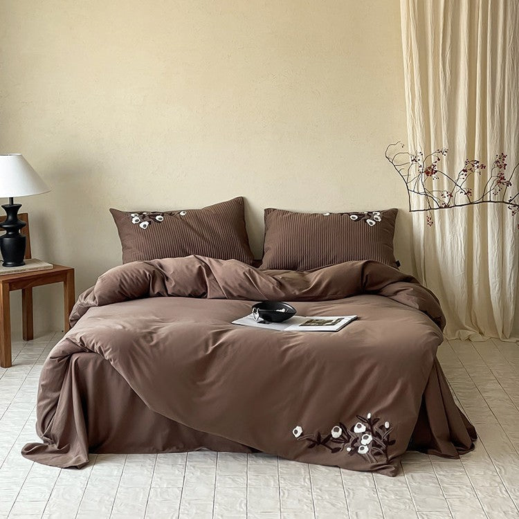 Noble duvet cover and pillowcase set made of cotton satin with floral relief embroidery
