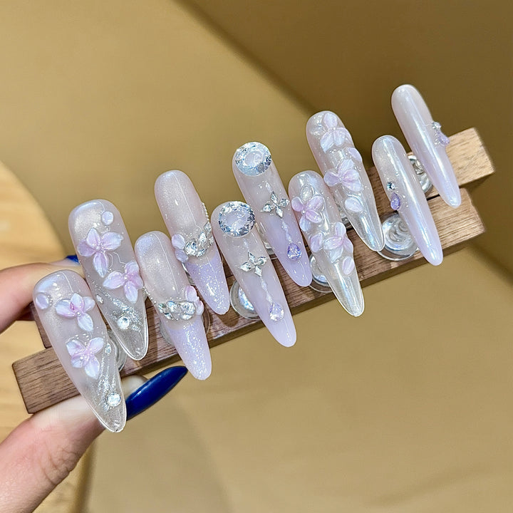 Artificial nails with delicate flower design and glitter accents Kalsten