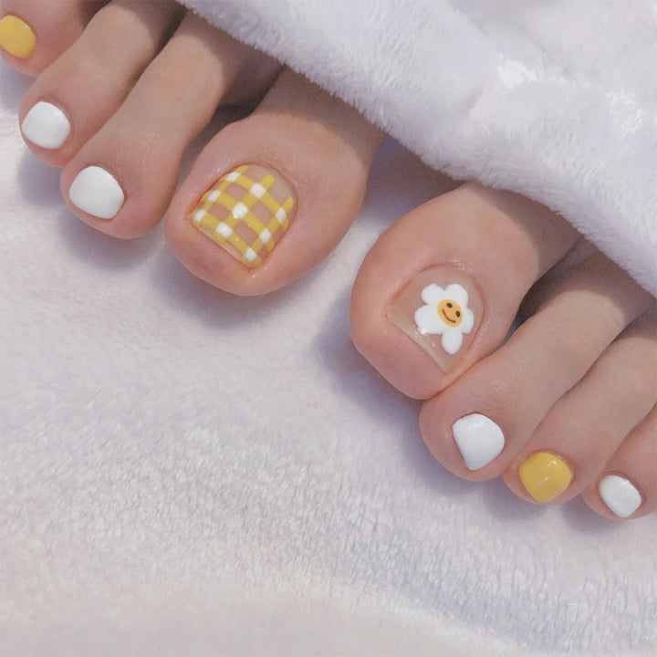 Artful toenail design with cheerful flower motifs Kalsten