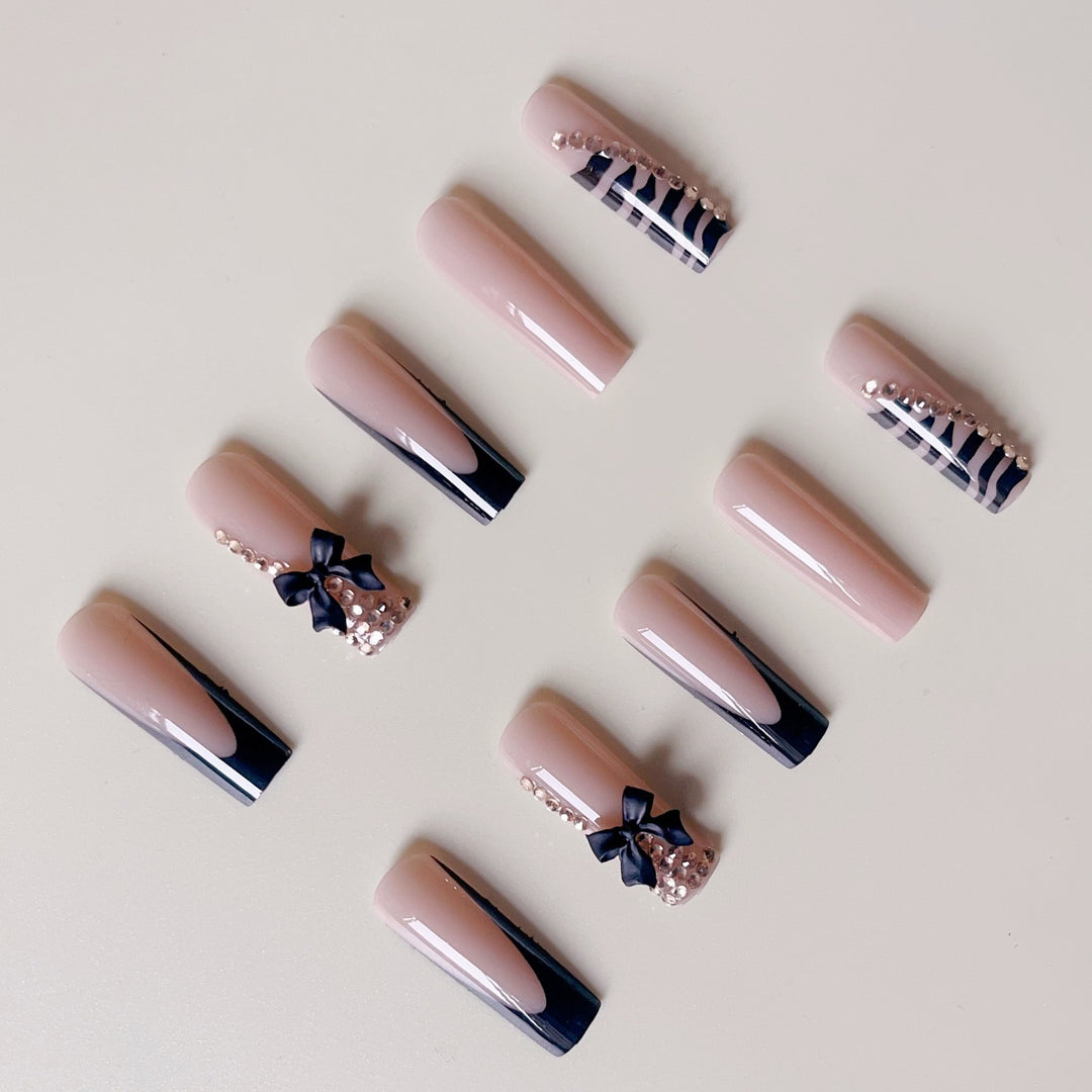 Artificial nail set with elegant tips and glamorous accents Kalsten