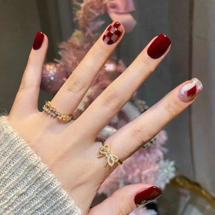 Trendy nail art with elegant accents Kalsten