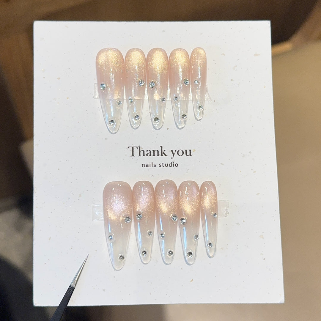 Artificial nails with shimmering accents and elegant rhinestone details Kalsten