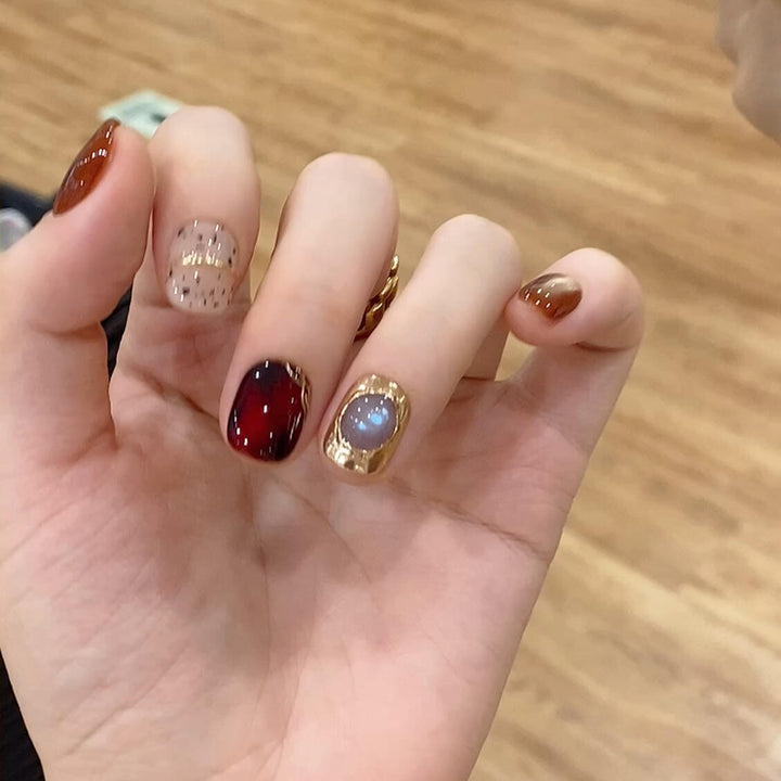 Glamorous artificial nails with elegant designs Kalsten