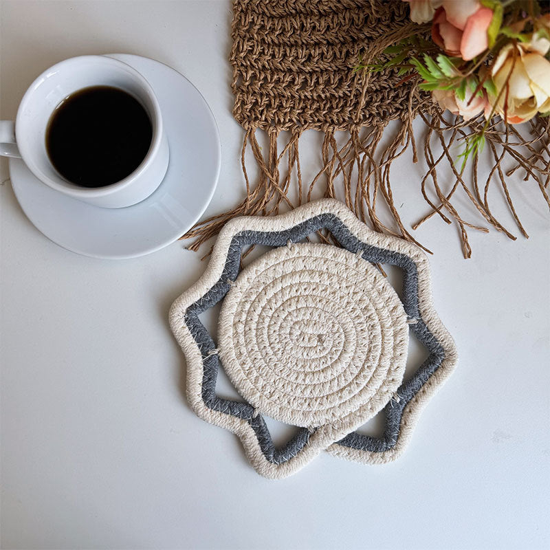 Braided cotton placemat with wavy edge and decorative contrast border
