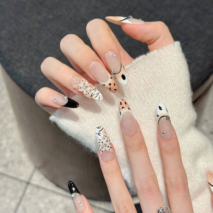 Artistic Press-On Nail Art Set with Elegant Designs