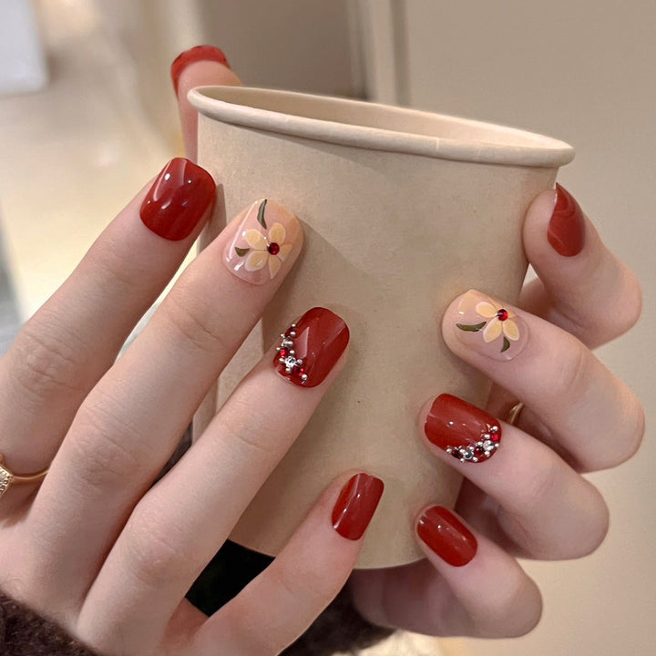 Artful nail extensions with an elegant leaf pattern Kalsten