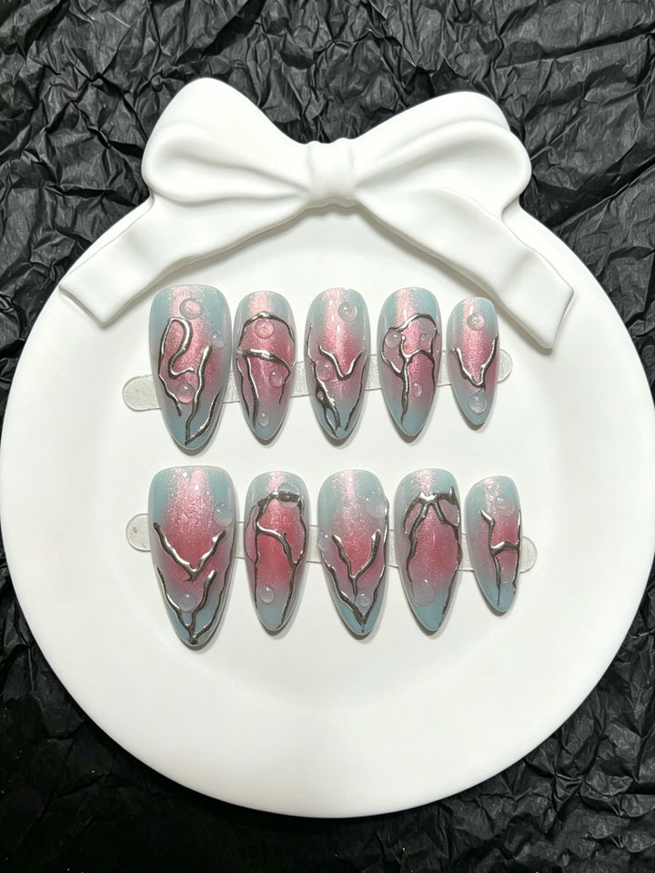 Artistic Press-On Nail Art Set with Modern Metallic Accents