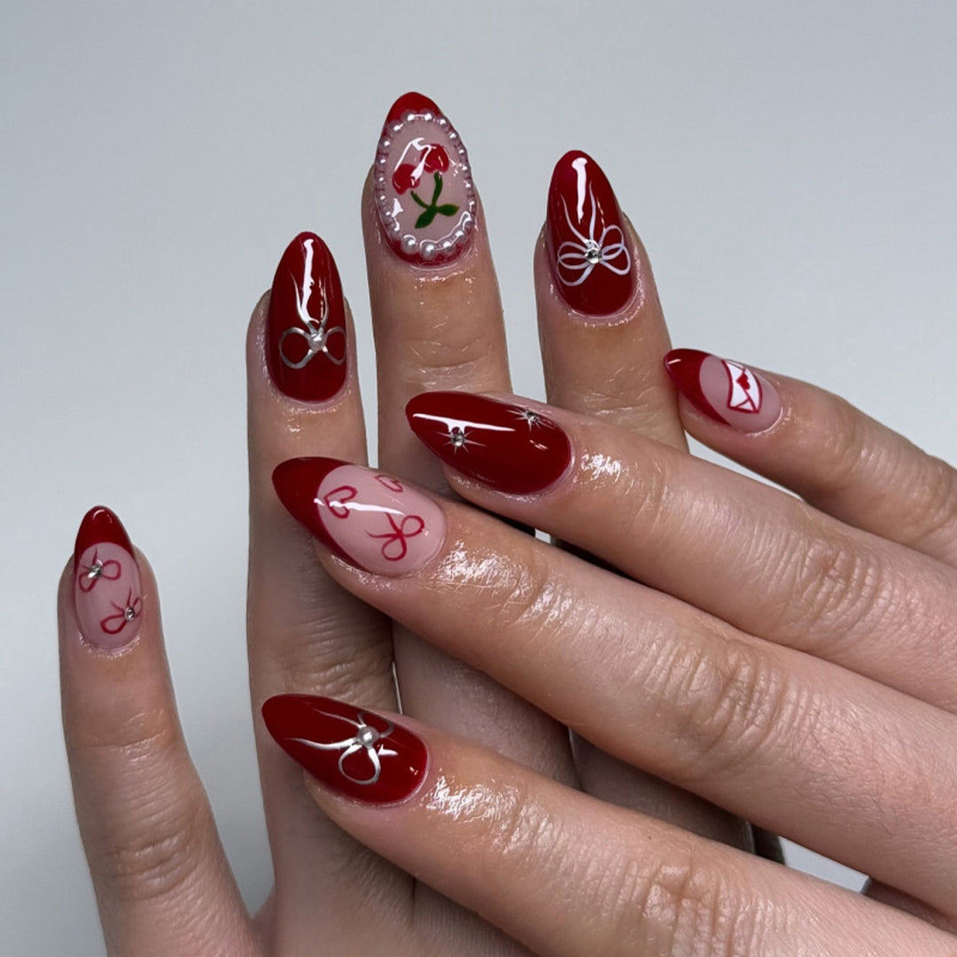 Artificial nail art with playful dots and bows Kalsten