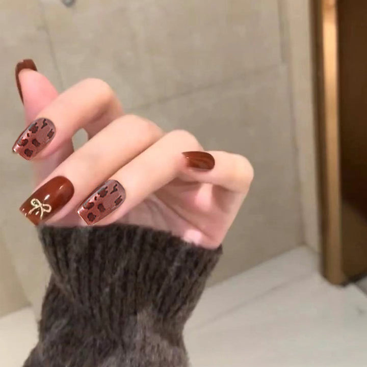 Nail set with elegant leopard pattern and luxurious accents Kalsten