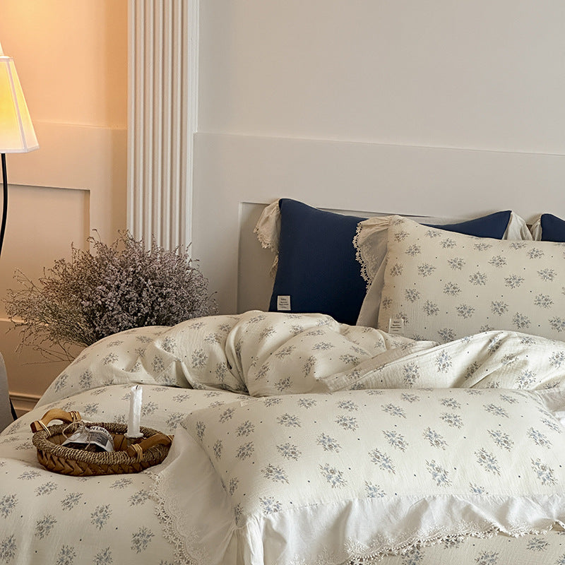 Bedding set made of cotton gauze with romantic floral motif and lace frill