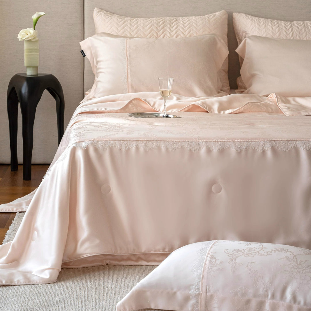 Luxurious quilt bedding set made of satin with embossed wave relief and satin border