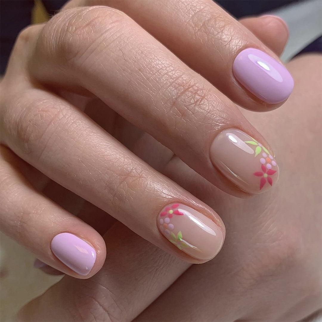 Artful nail extensions with an elegant leaf pattern Kalsten