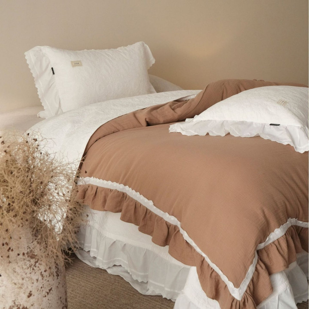 Cotton gauze bedding set with ruffles and delicate lace edge