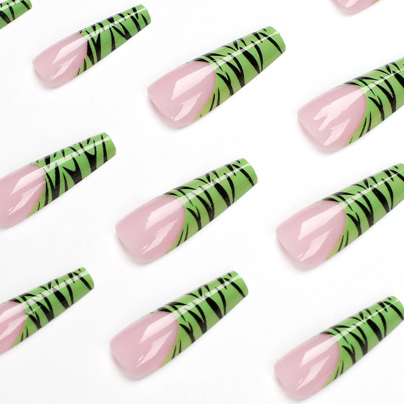 Artistic fingernails with trendy zebra design Kalsten