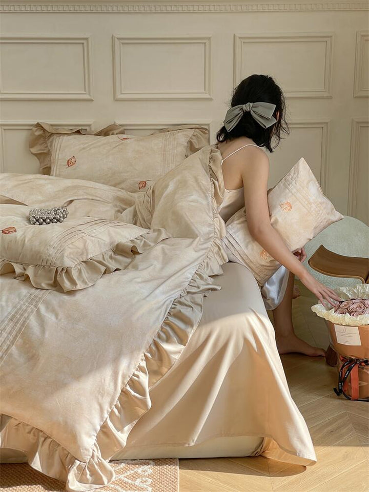 Cotton satin bed linen set with subtly embroidered leaves and a silky-matte surface