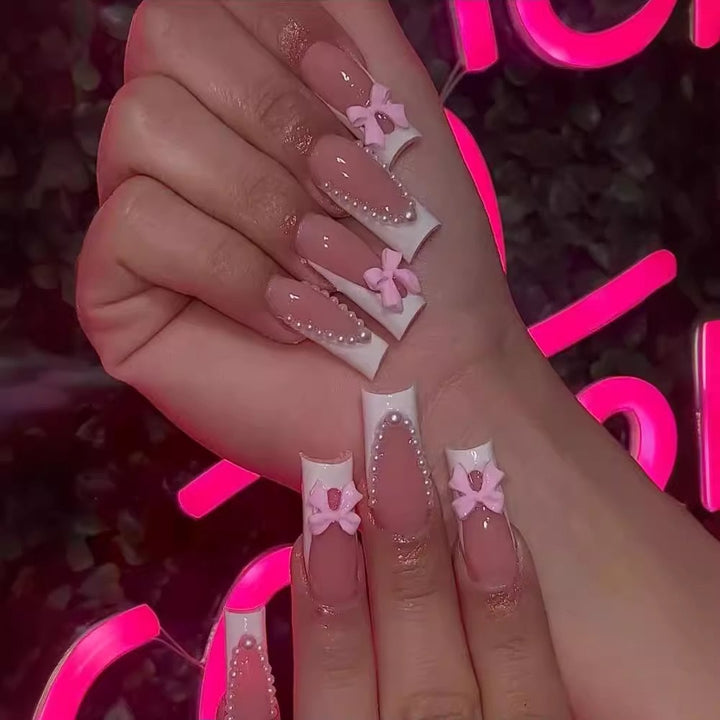 Artificial nails with delicate flower and pearl embellishments Kalsten